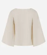 Blusa tipo bata color off-white de viscosa y poliamida, con cuello redondo, mangas cortas amplias, fruncido bajo el busto y bordado delantero contrastante.