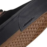 Championes Vans modelo Skate Era con tecnología Wafflecup, combinando paneles de gamuza marrón y lona negra. Presenta suela negra con detalles en naranja en el talón y etiqueta lateral con el logo de la marca.