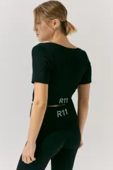 Top de tejido seamless con escote en V, manga corta y diseño ajustado al cuerpo.