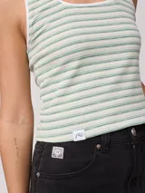 Musculosa blanca a rayas horizontales azules, de corte ajustado y breteles anchos.