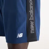 Short deportivo azul marino New Balance modelo Sport Unlined, confeccionado en poliéster con tecnología de secado rápido NB DRY, cintura elástica y bolsillos laterales.