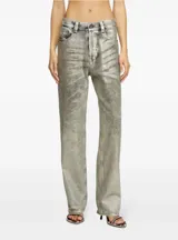 Pantalón de jean Diesel modelo 1988, de corte boyfriend, tiro bajo, pierna tapered y largo completo. Confeccionado en denim de algodón con acabado descolorido con efecto mármol, lámina de Mylar y detalles láser.