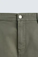 Pantalón cargo de corte recto confeccionado en tejido de algodón. Presenta bolsillos laterales con solapa en las perneras, bolsillos frontales y bolsillos traseros de vivo. Cuenta con cierre frontal de cremallera y botón.