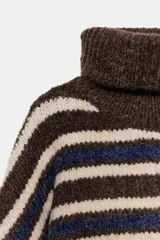Jersey de punto con cuello subido y manga larga, diseño cropped con estampado de rayas horizontales en tonos marrón, crema y azul.