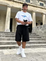 Bermuda negra de vestir, corte ancho y largo a la rodilla.