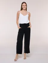 Pantalón pull-on negro de calce fluido y relajado, con cintura alta elastizada, cordón de ajuste con punteras metálicas, bolsillos diagonales y pierna de corte ancho.