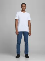 Jean azul de tiro medio y corte tapered. Diseño clásico de cinco bolsillos y cierre con botón.