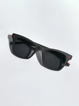 Lentes de sol con armazón bicolor, frente negro y patillas en tono beige con detalle de marca grabado. Cuentan con cristales polarizados con protección UV 400.