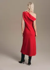 Vestido midi rojo de corte evasé, con diseño asimétrico de un solo hombro y detalle fruncido.