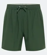 Bermuda masculina marca Marfinno de color verde militar, confeccionada en tejido plano de poliéster y elastano de secado rápido. Posee cintura elástica con cordón de ajuste y un bolsillo trasero.