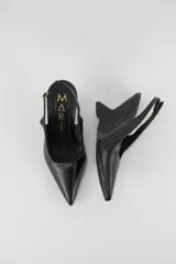 Zapatos de tacón cuña estructural color negro, con punta fina cerrada, diseño descalzo y tira ajustable al talón.