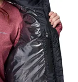 Chaleco acolchado de mujer, con tecnología térmica reflectante Omni-Heat y aislamiento sintético reciclado Thermarator. Presenta cierre frontal bidireccional, cuello alto con protección para la barbilla, bolsillos laterales con cierre y un bolsillo interior de seguridad. Acabado con tecnología Omni-Shield que repele la humedad y las manchas.