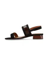 Sandalia de cuero nobuk negro con taco bajo efecto madera, tira delantera fina, tira ancha en el empeine con hebilla metálica dorada y aplique de cuero con textura croco, y tira ajustable al talón.