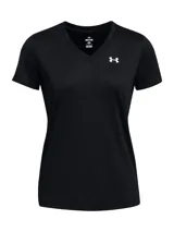 Remera deportiva Under Armour de cuello en V, confeccionada en tejido técnico de secado rápido y tacto suave. Presenta un diseño liso con el logo de la marca estampado en el pecho.