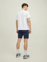 Short chino de corte regular y tejido elástico, con bolsillos laterales y traseros, y botamangas con vuelta.