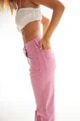 Pantalón jean rosado de corte recto.