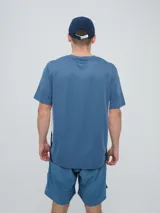 Remera deportiva Umbro modelo Vant, de color negro con paneles laterales grises y cuello redondo, diseñada para hombre.