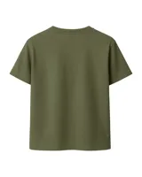 Remera verde militar lisa de algodón con cuello redondo y mangas cortas.