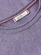 Sweater de punto Tommy Hilfiger de corte regular, con cuello redondo y mangas largas. Presenta un diseño liso en color lila con el logo de la marca bordado en el pecho.