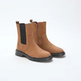 Botines estilo Chelsea de material sintético color marrón, con paneles elásticos laterales, cierre lateral y suela track negra de goma.