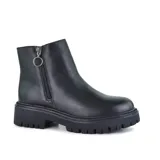 Bota corta color marrón de cuero sintético, con cierre lateral y suela track.