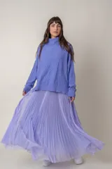 Pollera larga plisada de tul color lavanda, con cintura elástica.