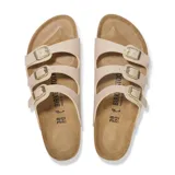 Sandalia Birkenstock modelo Florida con tres correas ajustables de material sintético Birko-Flor en color beige, plantilla de corcho anatómica y suela de goma negra.