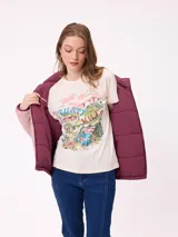 Campera puffer reversible de la marca Rusty, con diseño capitoneado. Presenta cuello alto, cierre frontal completo y logo bordado en el pecho. El interior es de un tono contrastante.