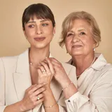 Anillo de plata 925 con una perla de río central y engarce de circonias en los laterales.