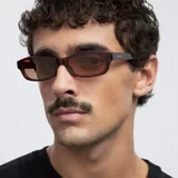 Lentes de sol unisex con montura rectangular color marrón y lentes marrones polarizadas. Fabricadas con materiales bio-based y patillas de propionato de celulosa. Cuentan con protección UV400 y recubrimiento anti-scratch y superhydrophobic.