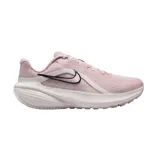 Championes Nike Downshifter 14 de color rosado con suela blanca y logotipo de Nike en negro, diseñados para running y entrenamiento.