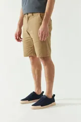 Bermuda de gabardina azul marino, corte chino, con bolsillos laterales y traseros.