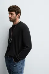 Jersey de corte regular fit, tejido en lana de origen italiano, con cuello redondo y manga larga. Presenta acabados en rib en puños y ruedo.