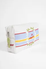 Estuche de tela color natural con diseño estampado de franjas horizontales en tonos celeste y amarillo, y un sol central con la inscripción 'El Paisito'. Cuenta con cierre superior y tirador de tela.