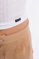 Pantalón gris de vestir, de corte palazzo y tiro alto.