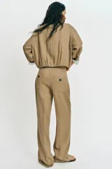 Pantalón recto de tiro bajo en color verde militar, con nervios marcados en la parte delantera, bolsillos frontales y cierre con cremallera, botón interior y ganchos.