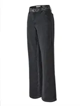 Jeans de tiro alto y pierna recta color negro, confeccionados en denim de mezcla de algodón y poliéster reciclado. Cuenta con un bordado decorativo en la pretina y bolsillos laterales.