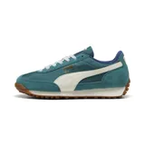 Championes urbanos Puma modelo Easy Rider Vintage, color verde esmeralda con detalles en blanco y suela de goma color caramelo. Presentan una combinación de materiales en gamuza y tela técnica, con el logo de la marca en dorado en el lateral.