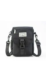 Morral negro de nylon con tapa y presilla con broche plástico. Tapa de apertura superior con bolsillo posterior de rejilla. Incluye bolsillos internos y correa larga regulable.