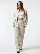 Pantalón jogger de corte holgado color beige, con cintura elástica, amplios bolsillos laterales y puños ajustados con goma.