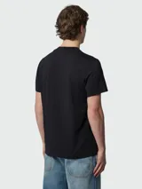 Remera de algodón de corte clásico, color negro, con cuello redondo y logo de la marca aplicado en el pecho.
