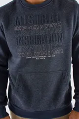 Buzo de cuello redondo color azul marino con efecto jaspeado. Presenta un diseño gráfico con texto en relieve en el centro del pecho, puños y cintura acanalados, y un corte regular.