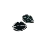 Par de aros con forma de labios negros con glitter y borde plateado.