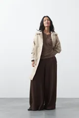 Sweater de tejido de punto con hilo metalizado, color marrón, con cuello redondo y mangas largas abullonadas con puños ajustados.