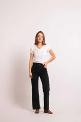 Jean de tiro alto en color negro, con diseño de pierna semi Oxford. Presenta recortes verticales y pespuntes visibles en la parte delantera que estilizan la silueta.