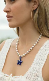 Collar de perlas con cuentas de cristal azul y dije colgante de cristal de Murano en forma de estrella de mar azul con lunares blancos.