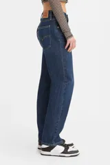 Jean de corte recto y tiro medio, confeccionado en denim de algodón sin elasticidad, con lavado azul medio.