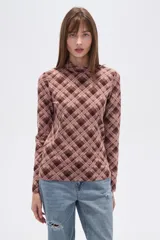 Remera de manga larga con cuello alto, confeccionada en tejido de viscosa y elastano con estampado a cuadros en tonos azul, gris y negro.