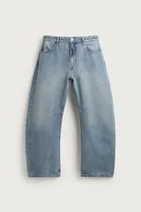 Jeans relaxed barrel fit confeccionados en denim de algodón color celeste con efecto lavado. Presentan tiro medio, corte amplio con forma curva que se estrecha hacia el tobillo, diseño de cinco bolsillos, detalle de pinza en las rodillas y cierre frontal con cremallera y botón.