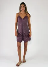 Short de lino color violeta con detalles de encaje bordado en el ruedo.